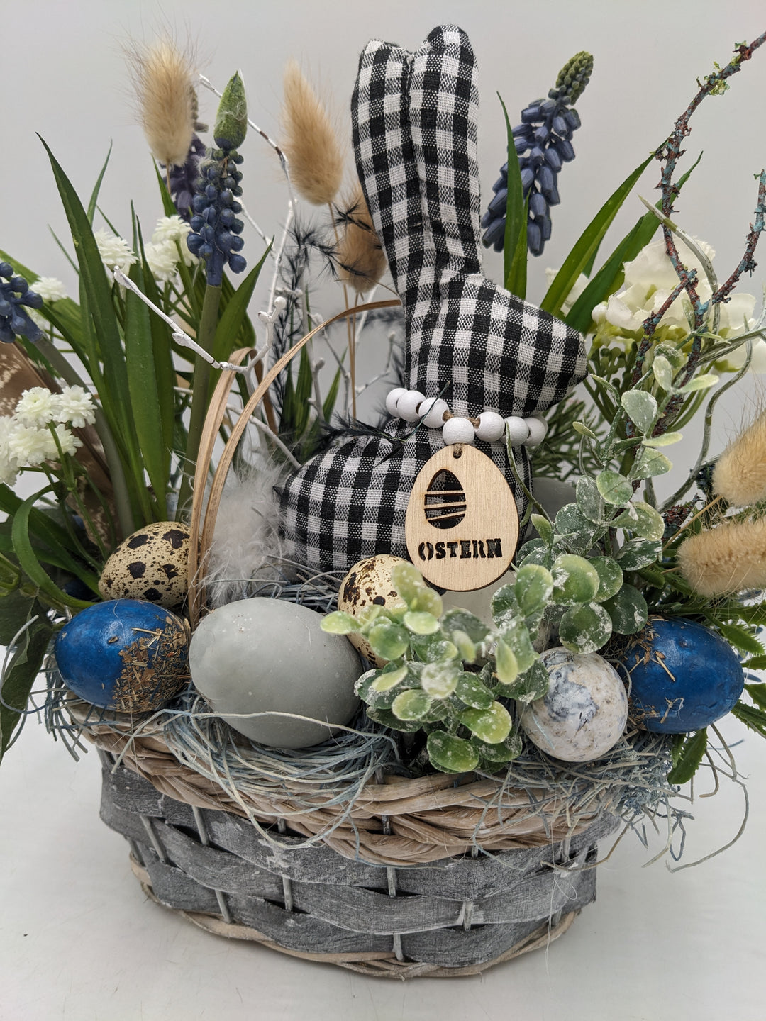 Ostergesteck Frühlingsgesteck Muscari Hase blau weiss