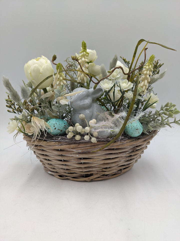 Ostergesteck Frühlingsgesteck Ranunkel Hase Gräser weiss