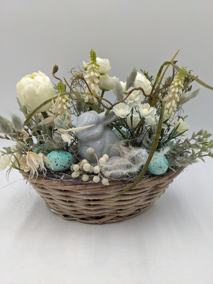 Ostergesteck Frühlingsgesteck Ranunkel Hase Gräser weiss