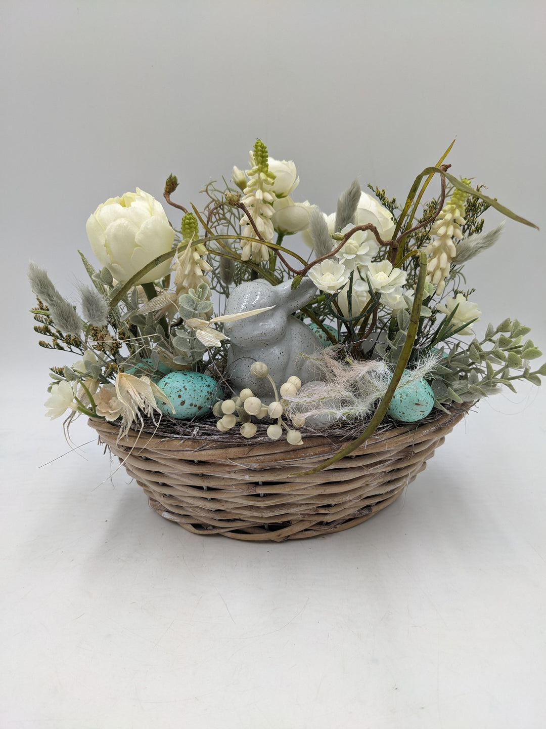 Ostergesteck Frühlingsgesteck Ranunkel Hase Gräser weiss