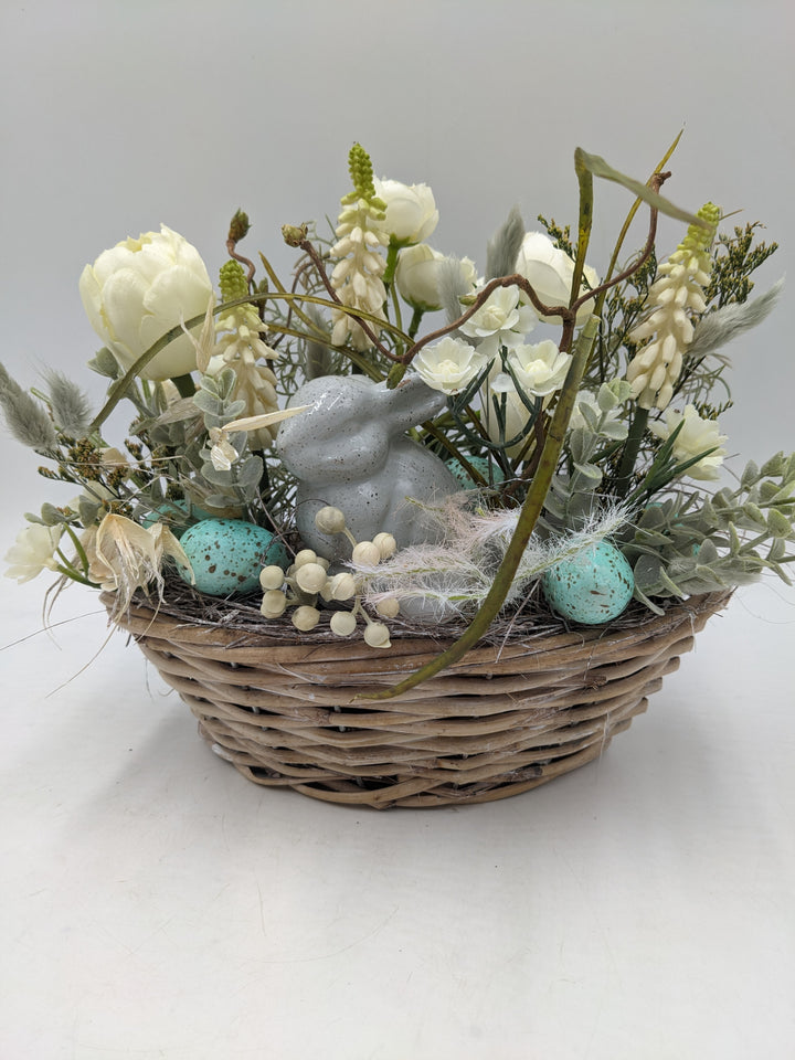 Ostergesteck Frühlingsgesteck Ranunkel Hase Gräser weiss