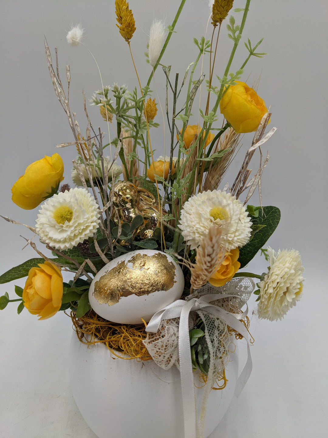 Ostergesteck Frühlingsgesteck Hase Bellis Gräser gelb gold