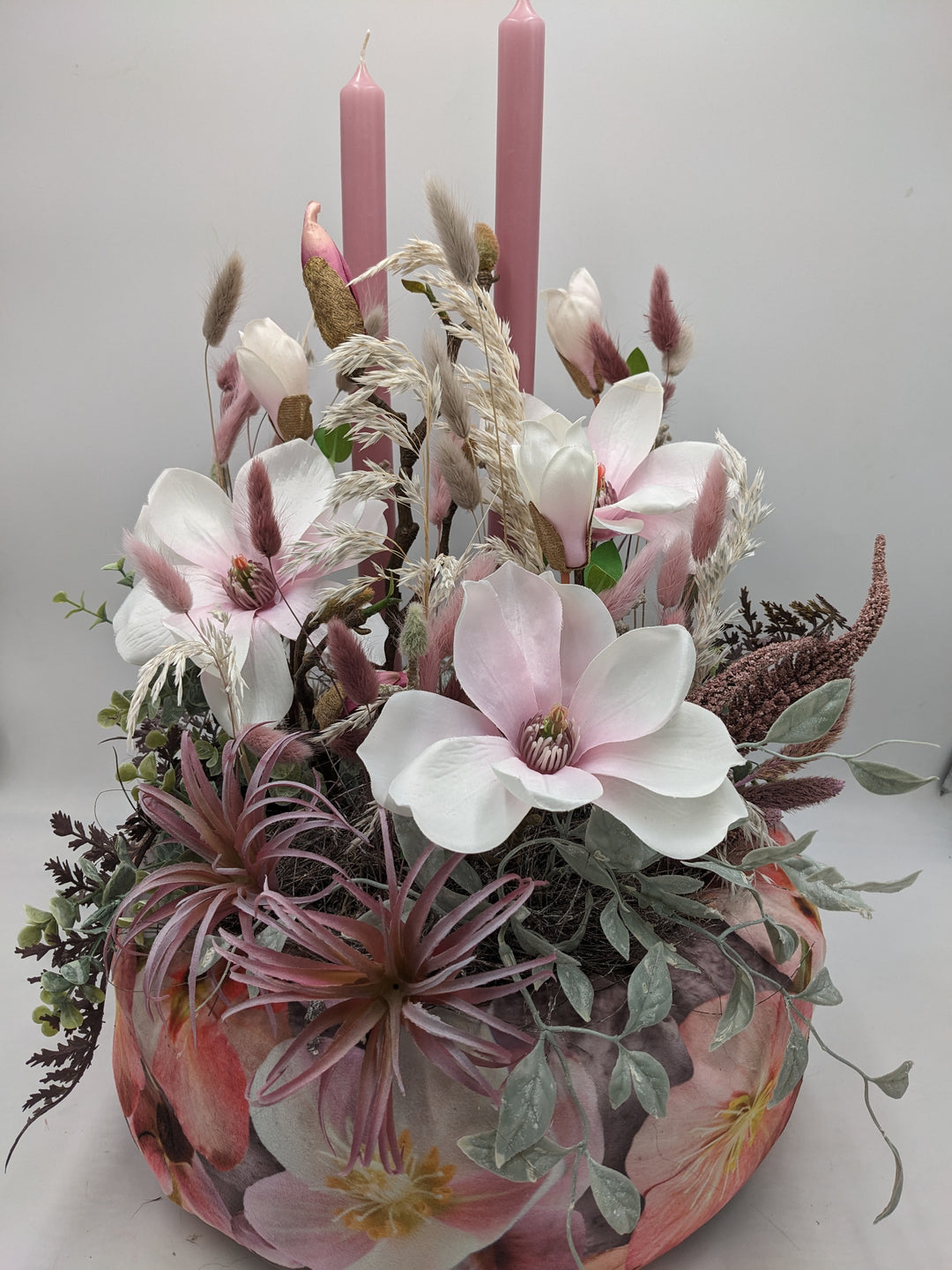 Frühlingsgesteck Magnolien Gräser rosa