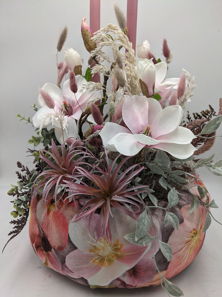Frühlingsgesteck Magnolien Gräser rosa