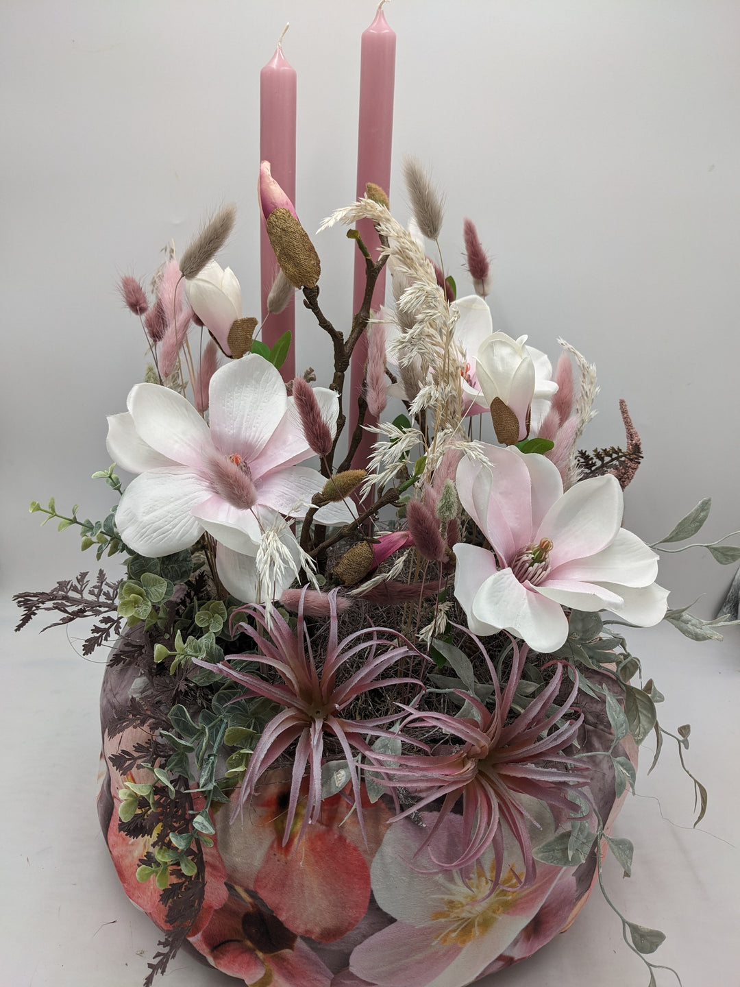 Frühlingsgesteck Magnolien Gräser rosa