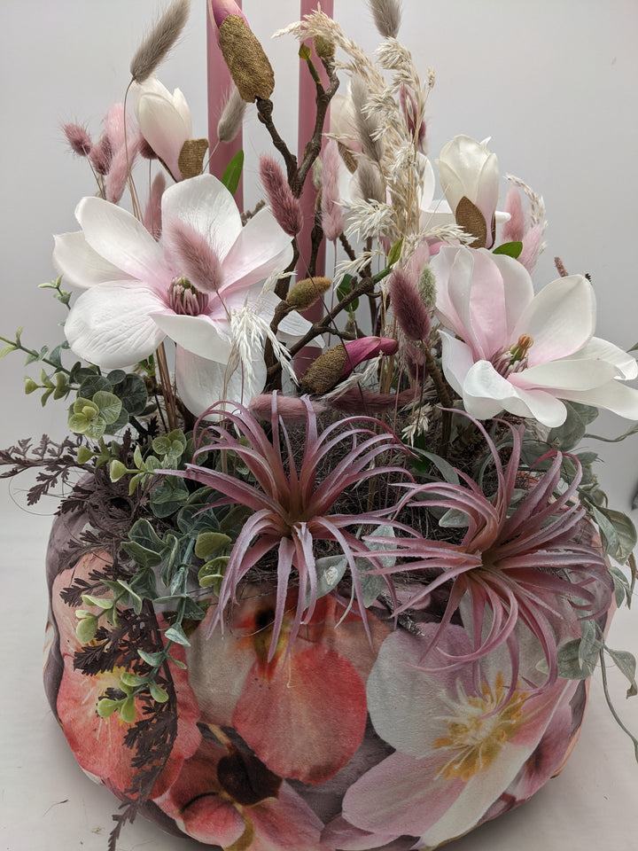 Frühlingsgesteck Magnolien Gräser rosa