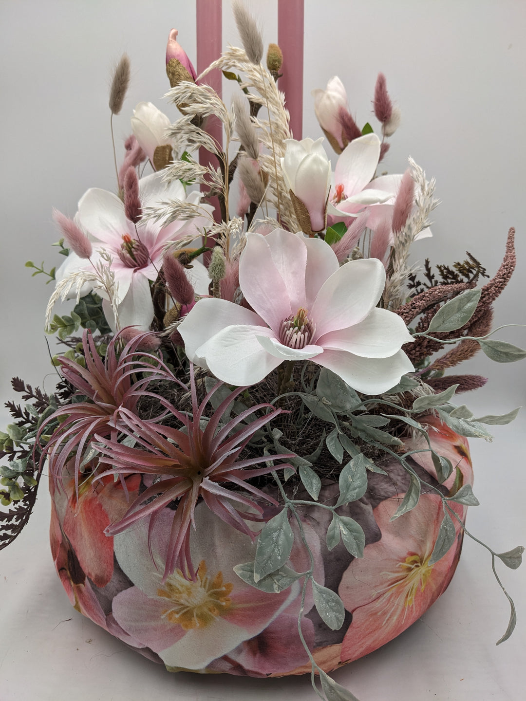 Frühlingsgesteck Magnolien Gräser rosa