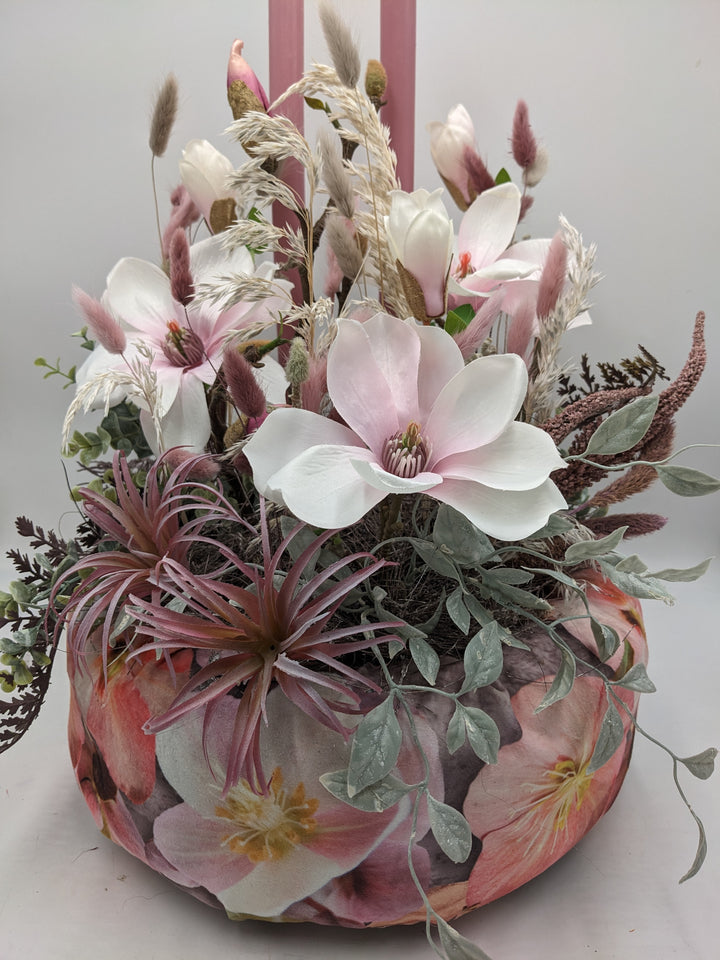 Frühlingsgesteck Magnolien Gräser rosa