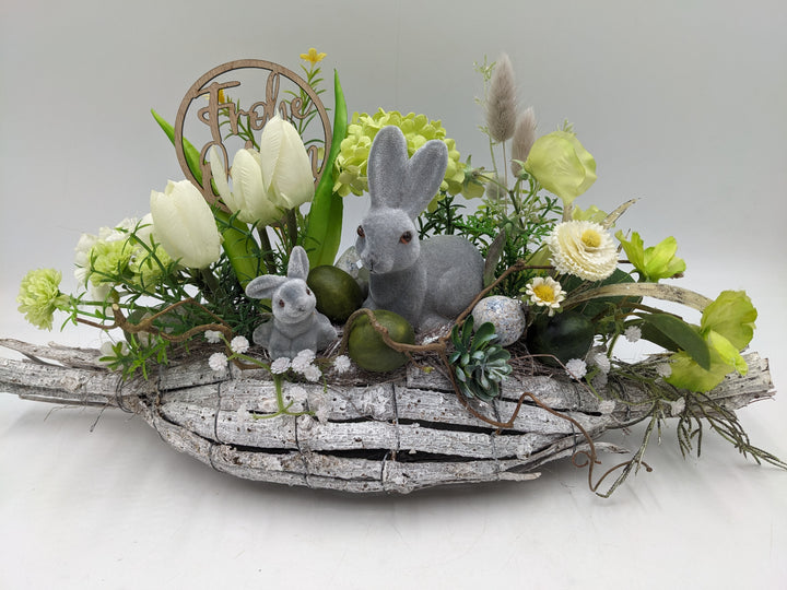 Ostergesteck Frühlingsgesteck Tulpen Bellis Gräser weiss