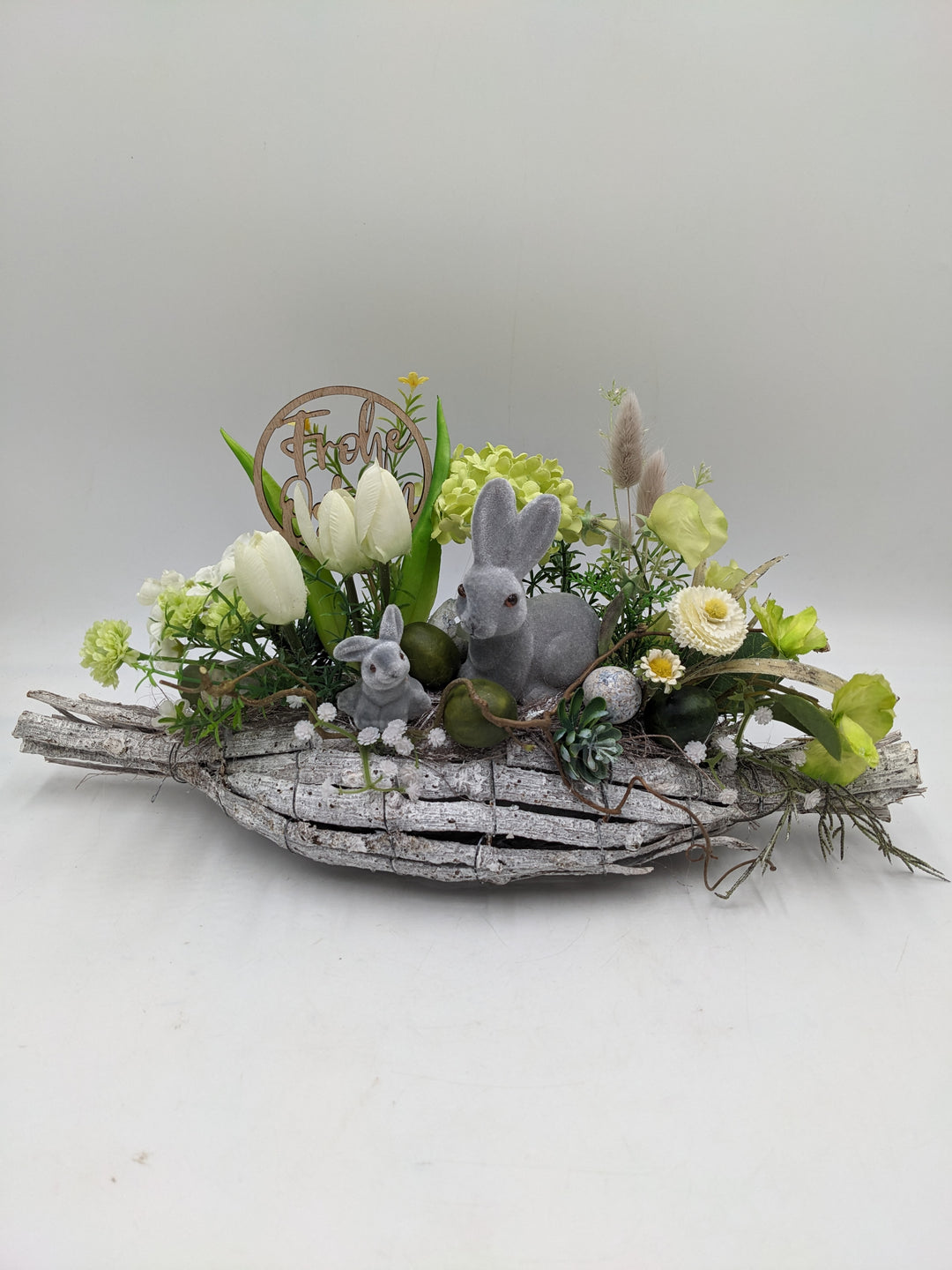 Ostergesteck Frühlingsgesteck Tulpen Bellis Gräser weiss