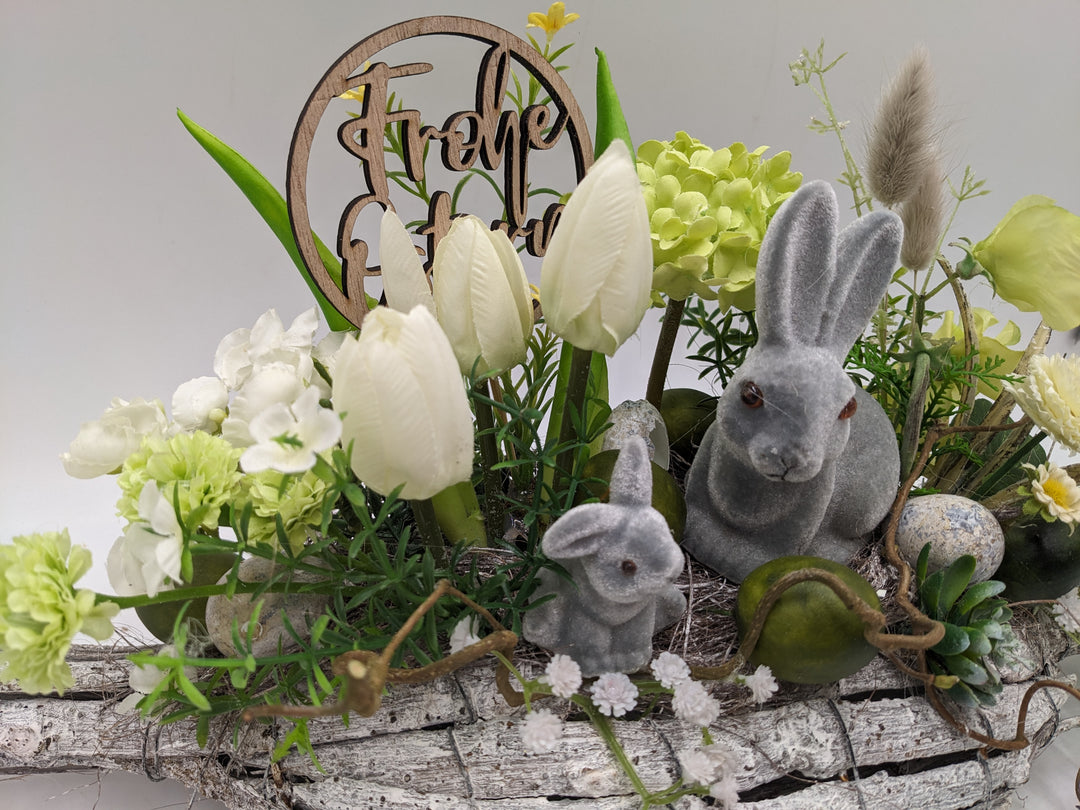 Ostergesteck Frühlingsgesteck Tulpen Bellis Gräser weiss
