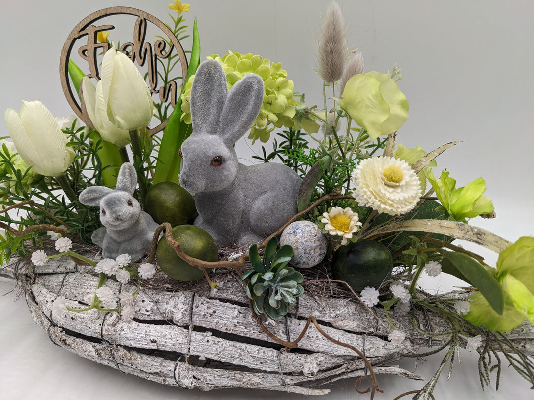 Ostergesteck Frühlingsgesteck Tulpen Bellis Gräser weiss
