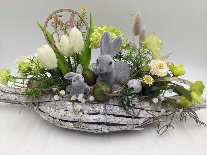 Ostergesteck Frühlingsgesteck Tulpen Bellis Gräser weiss