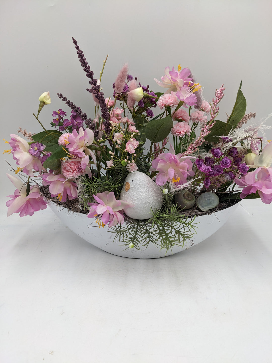 Frühlingsgesteck Vogel Gräser rosa lila