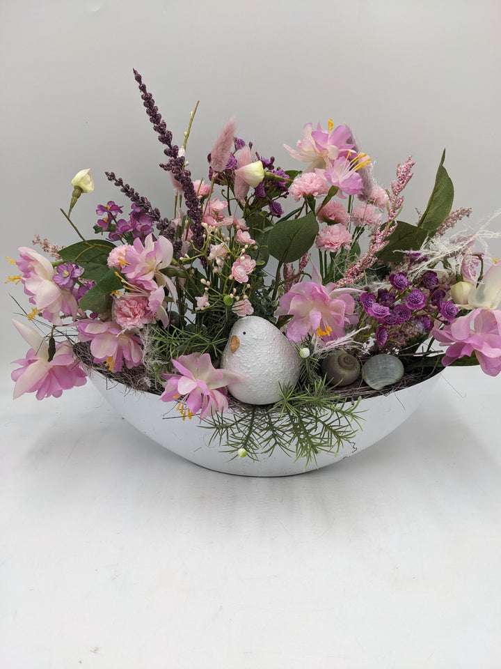 Frühlingsgesteck Vogel Gräser rosa lila