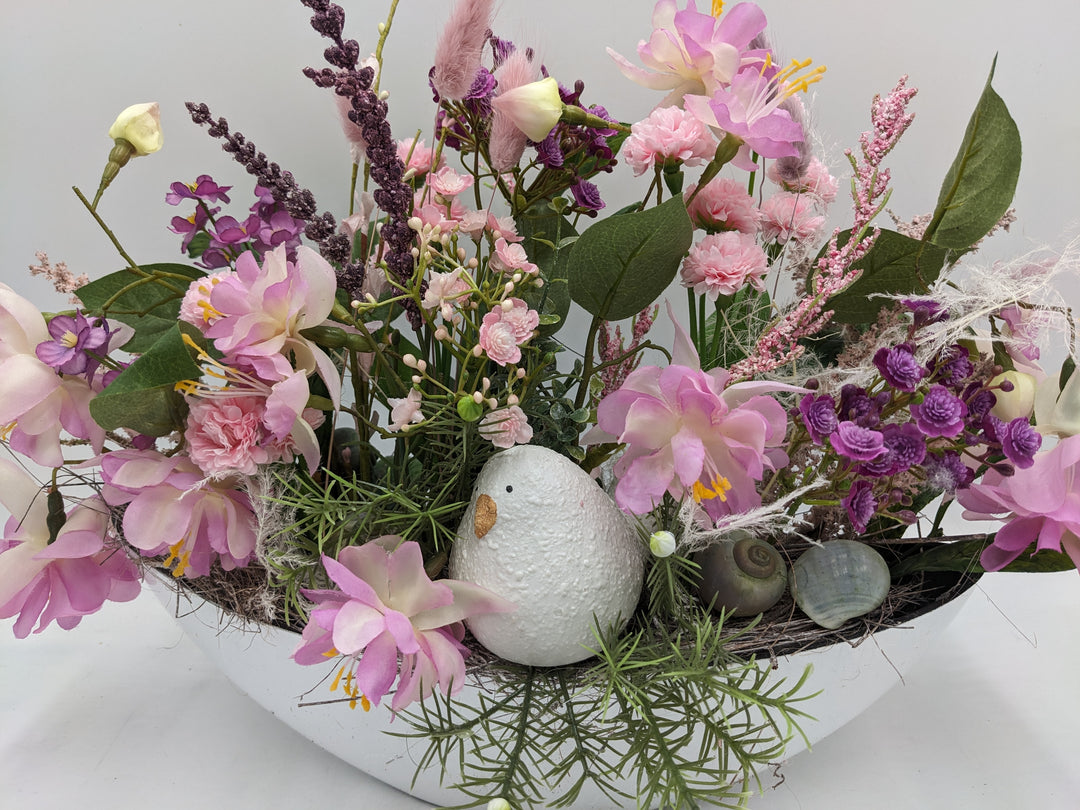 Frühlingsgesteck Vogel Gräser rosa lila