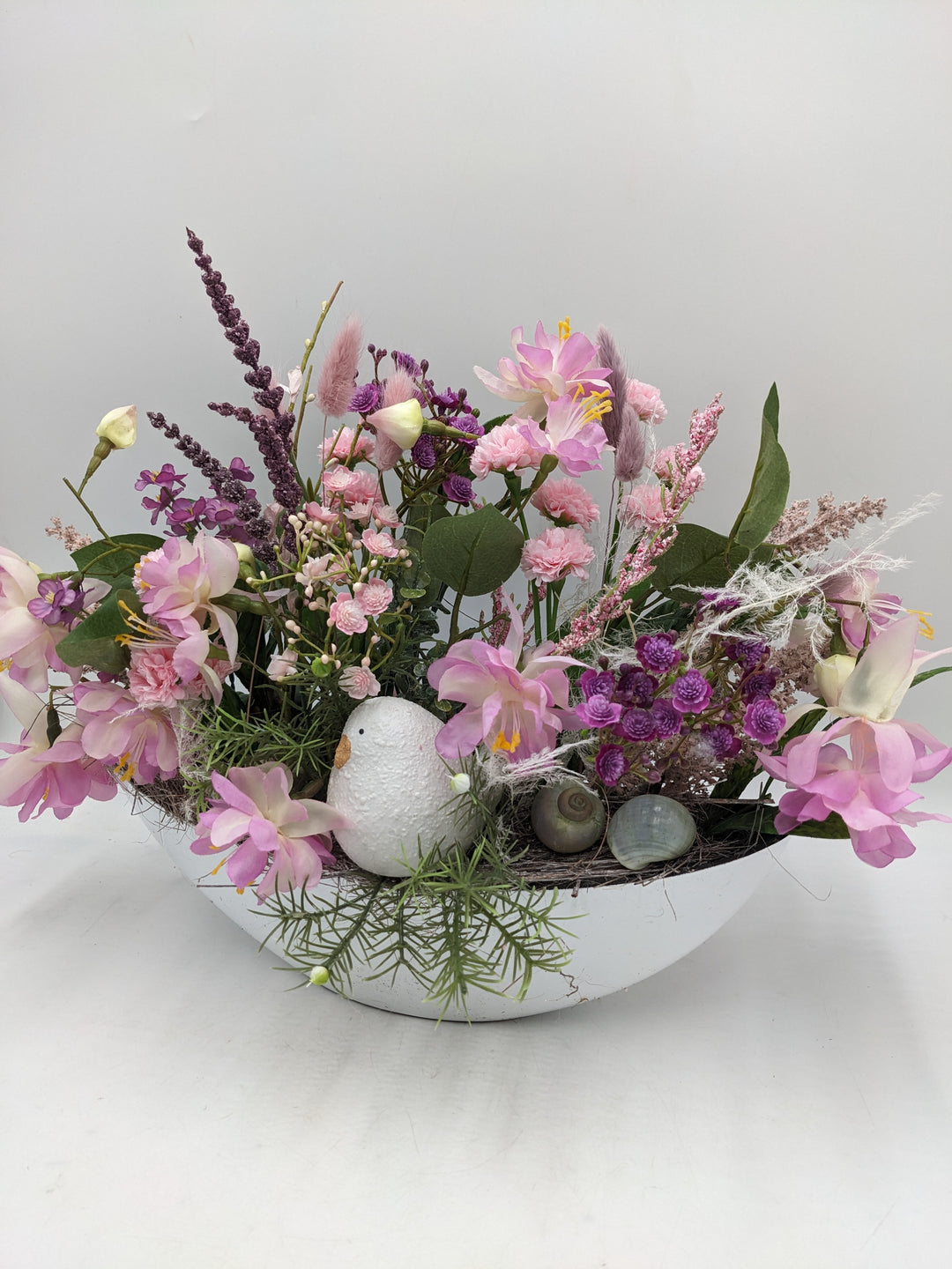 Frühlingsgesteck Vogel Gräser rosa lila