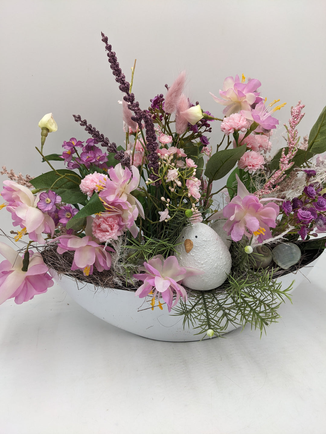 Frühlingsgesteck Vogel Gräser rosa lila
