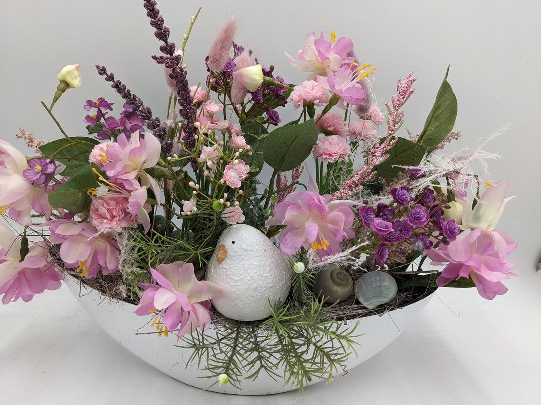 Frühlingsgesteck Vogel Gräser rosa lila