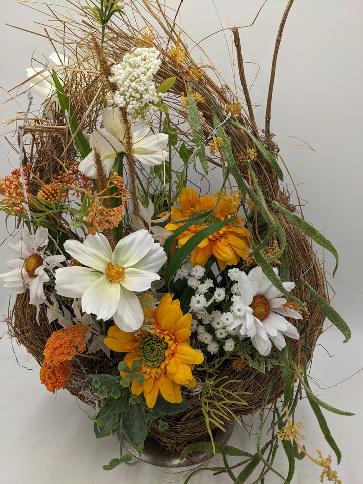 Frühlingsgesteck Margeriten Gräser orange weiss