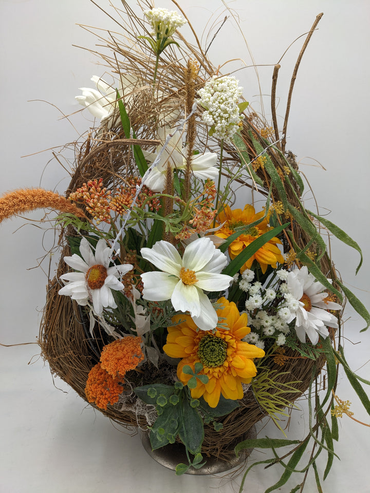 Frühlingsgesteck Margeriten Gräser orange weiss