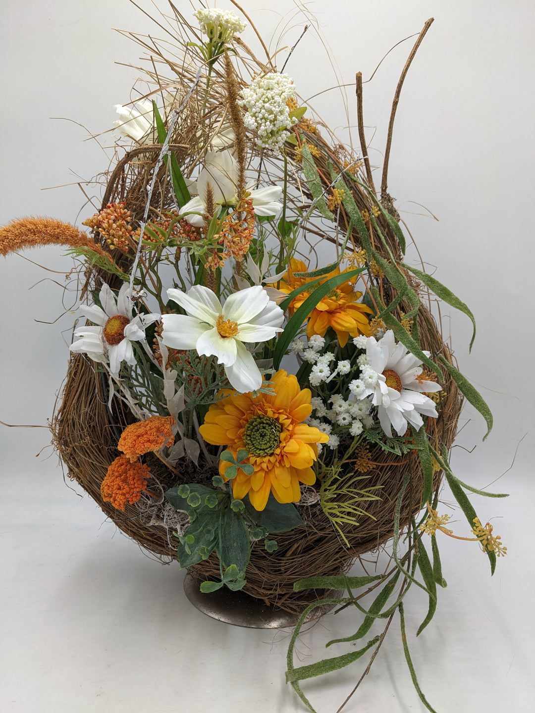 Frühlingsgesteck Margeriten Gräser orange weiss