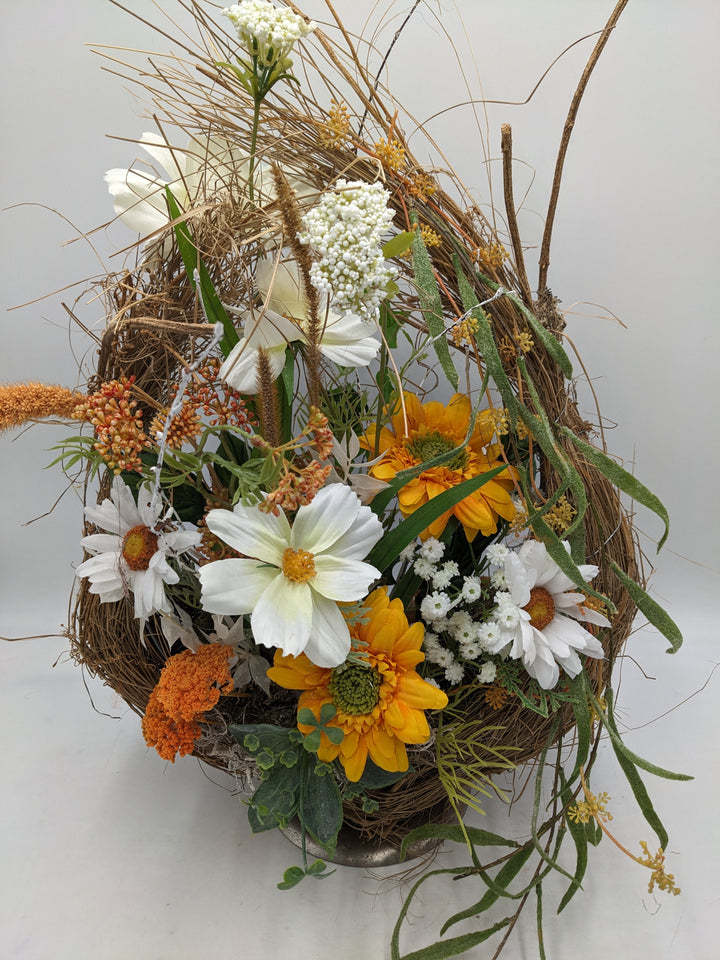 Frühlingsgesteck Margeriten Gräser orange weiss