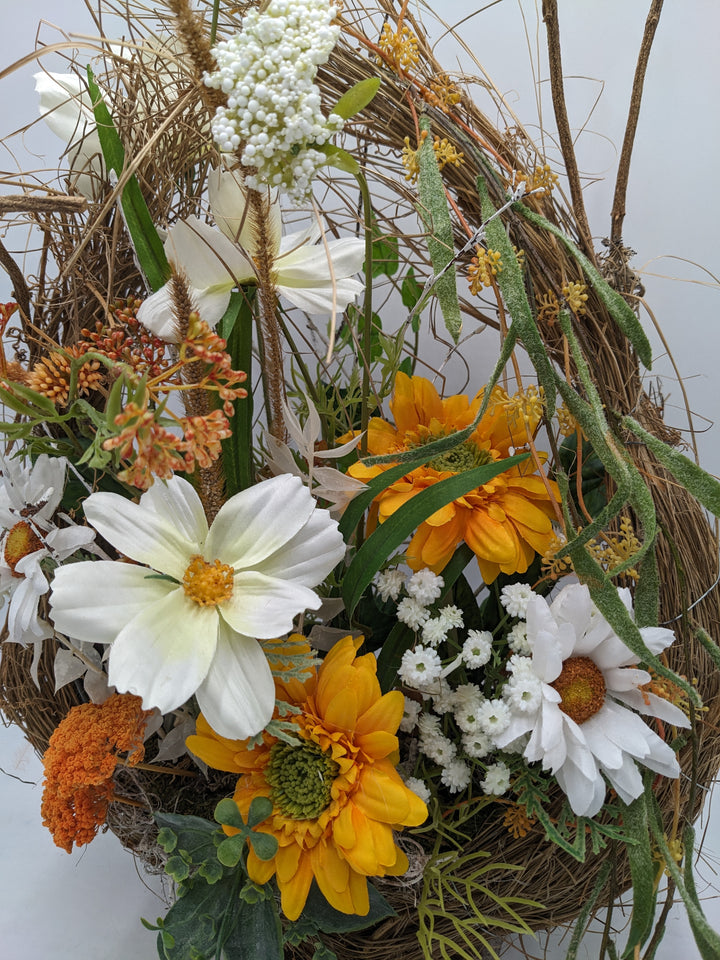 Frühlingsgesteck Margeriten Gräser orange weiss