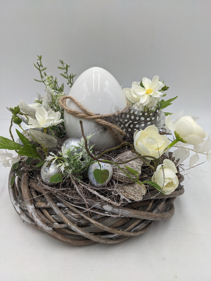 Ostergesteck Frühlingsgesteck Ranunkel Ei Feder weiss