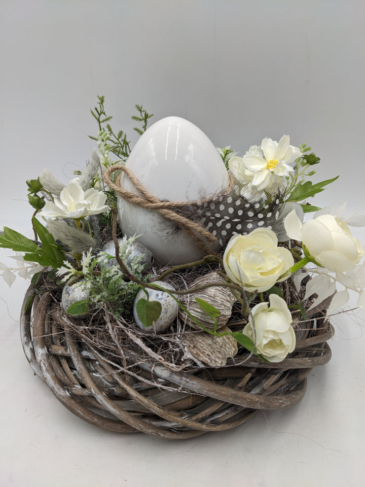 Ostergesteck Frühlingsgesteck Ranunkel Ei Feder weiss