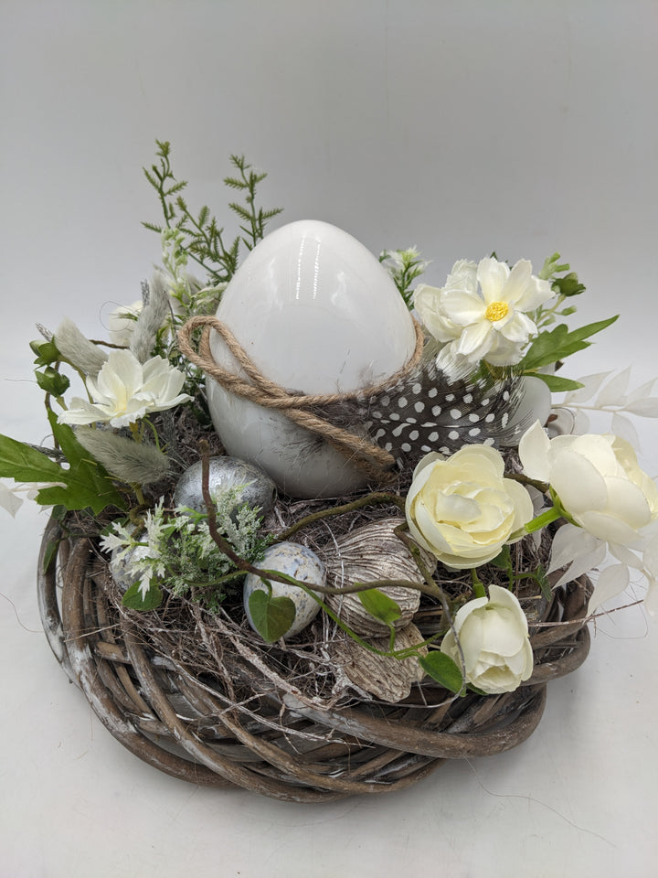 Ostergesteck Frühlingsgesteck Ranunkel Ei Feder weiss
