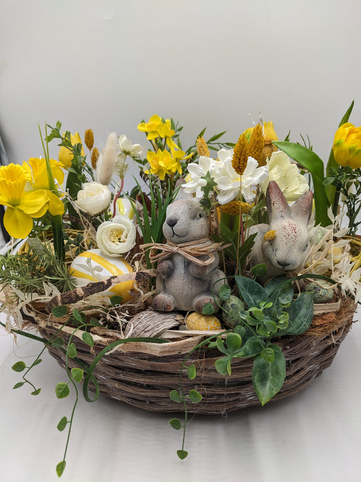 Ostergesteck Frühlingsgesteck Tulpen Ranunkel Hasen gelb