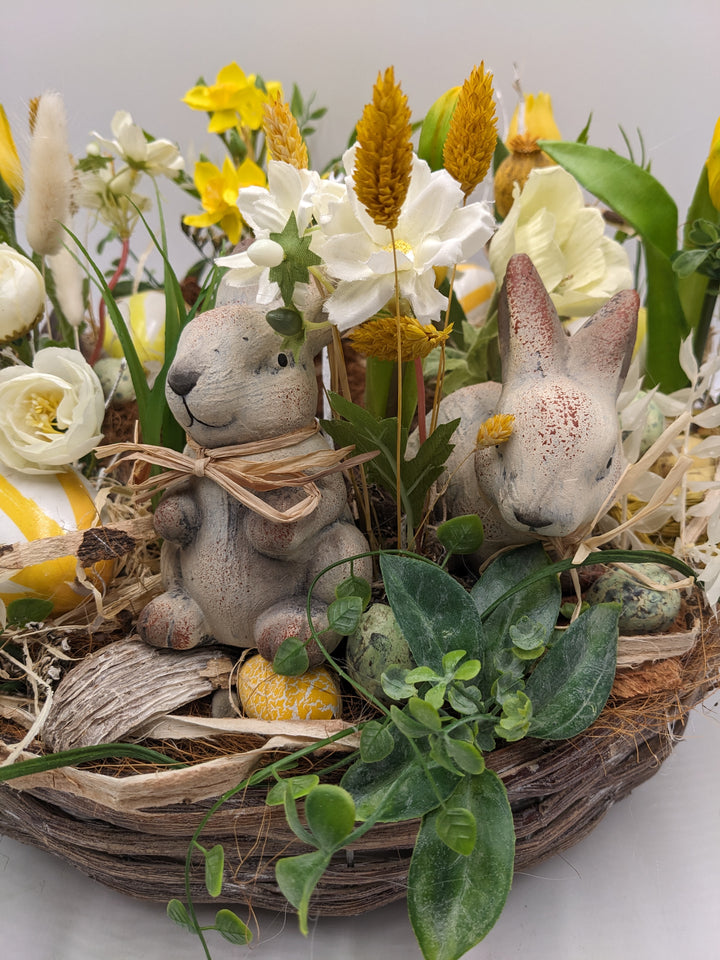 Ostergesteck Frühlingsgesteck Tulpen Ranunkel Hasen gelb