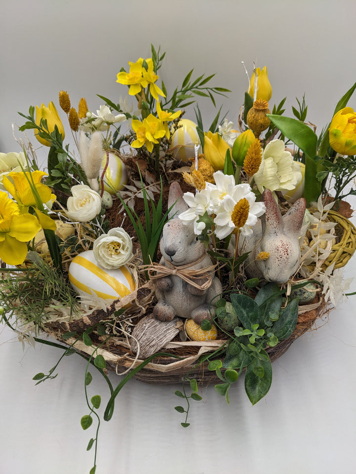 Ostergesteck Frühlingsgesteck Tulpen Ranunkel Hasen gelb