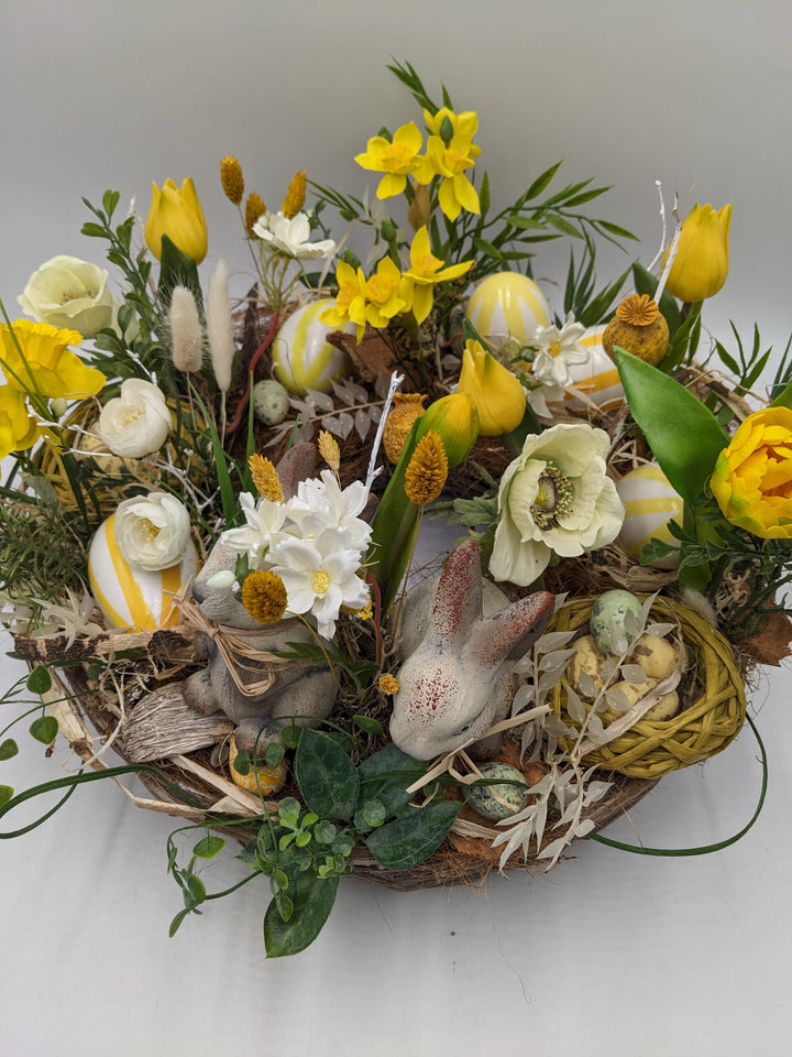 Ostergesteck Frühlingsgesteck Tulpen Ranunkel Hasen gelb