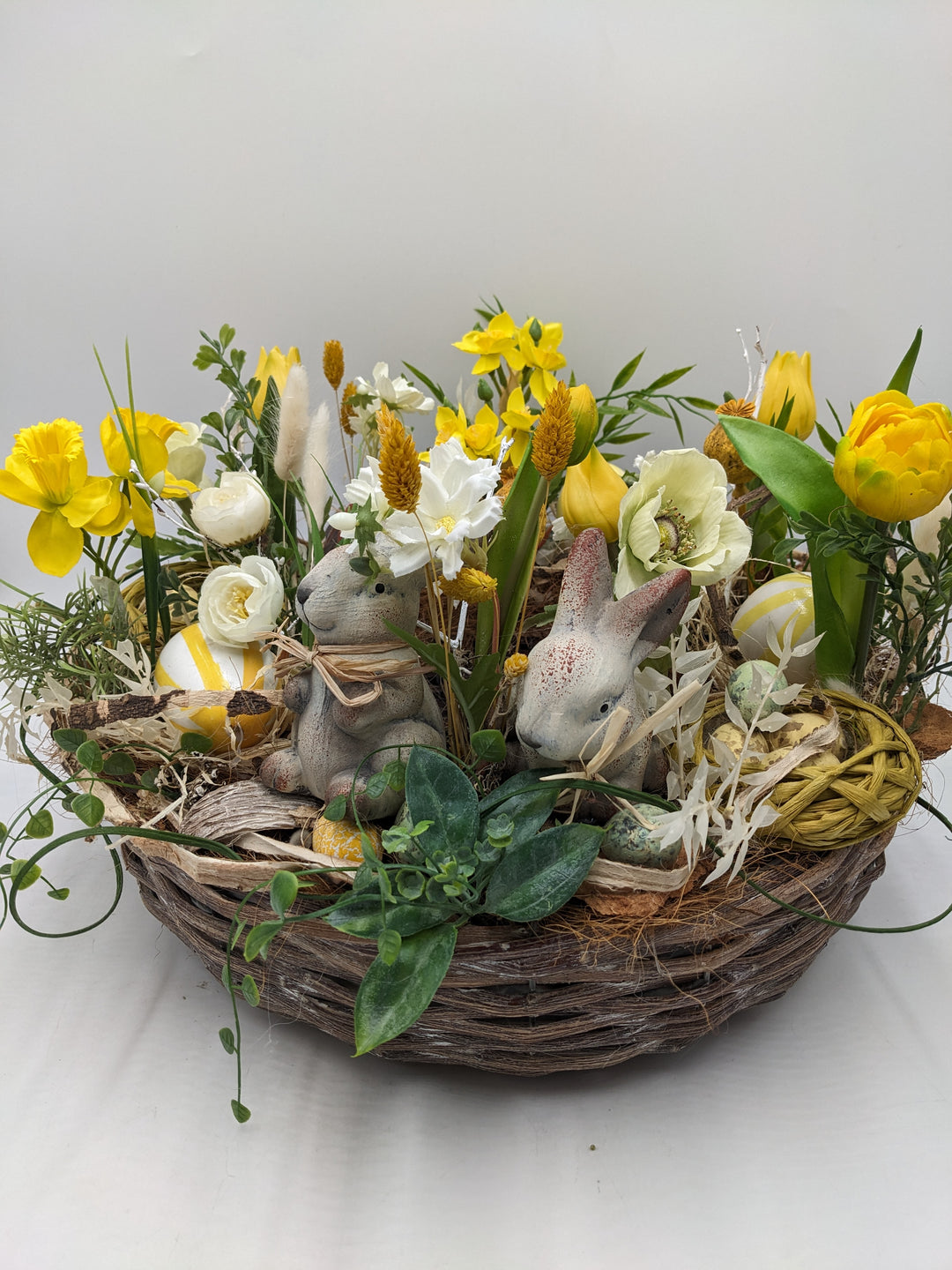 Ostergesteck Frühlingsgesteck Tulpen Ranunkel Hasen gelb