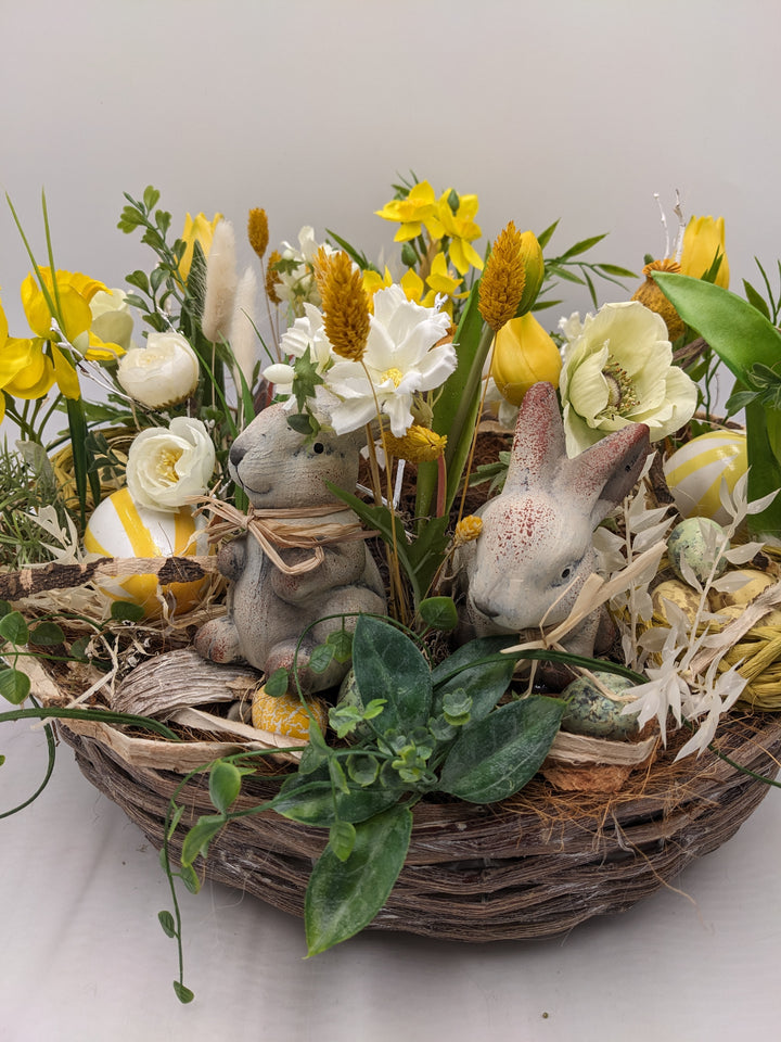 Ostergesteck Frühlingsgesteck Tulpen Ranunkel Hasen gelb
