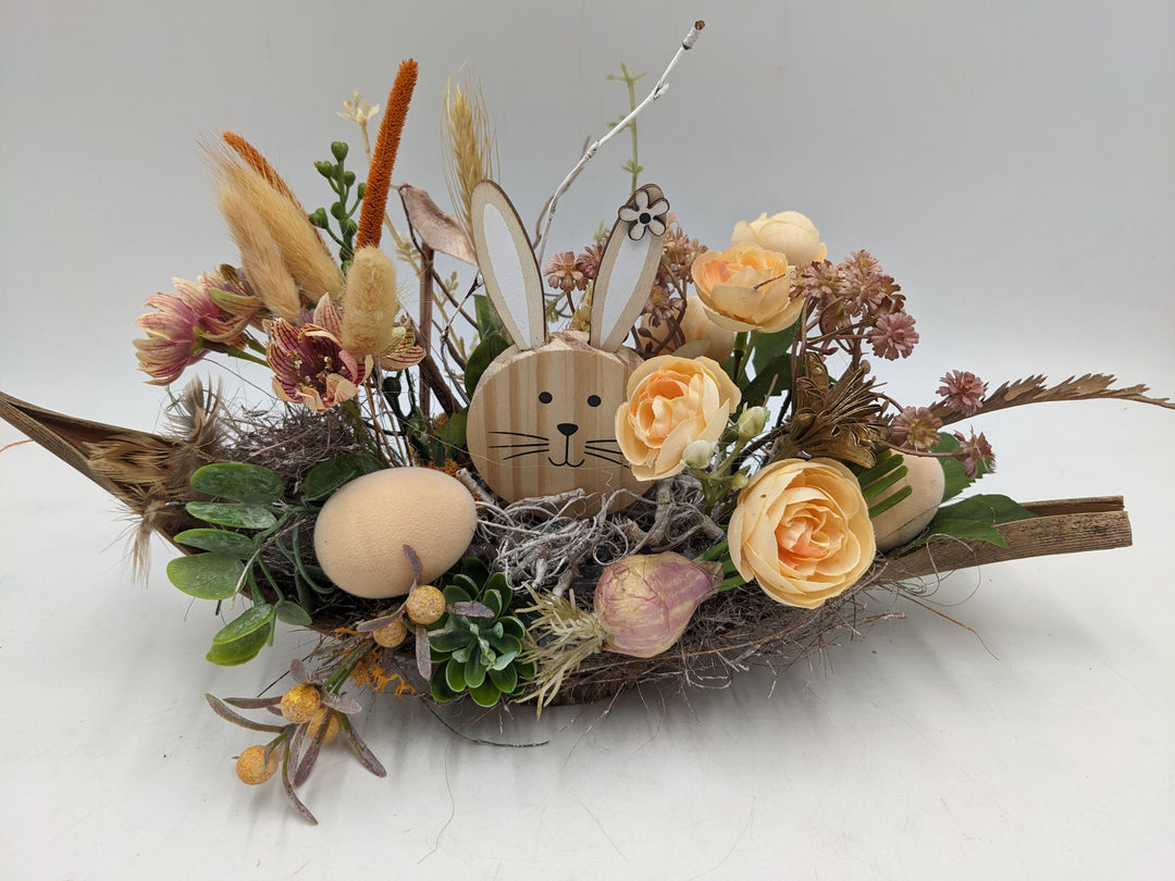 Ostergesteck Frühlingsgesteck Ranunkel Hase apricote