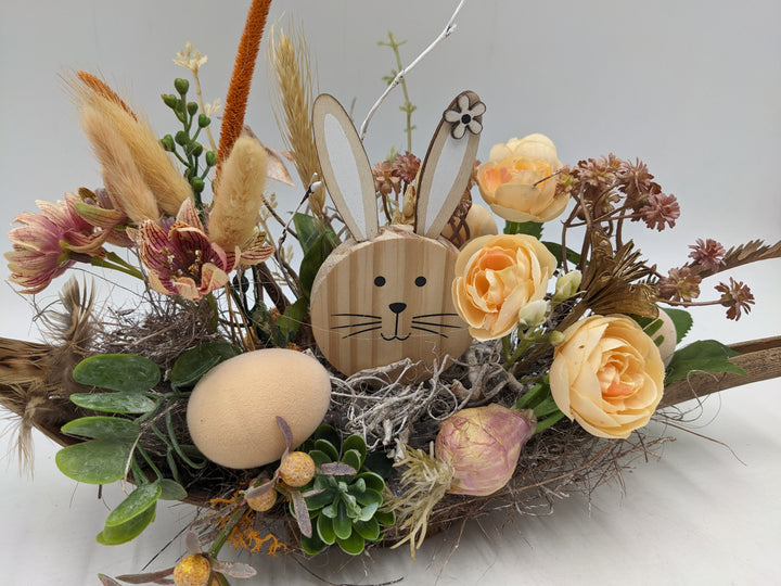 Ostergesteck Frühlingsgesteck Ranunkel Hase apricote