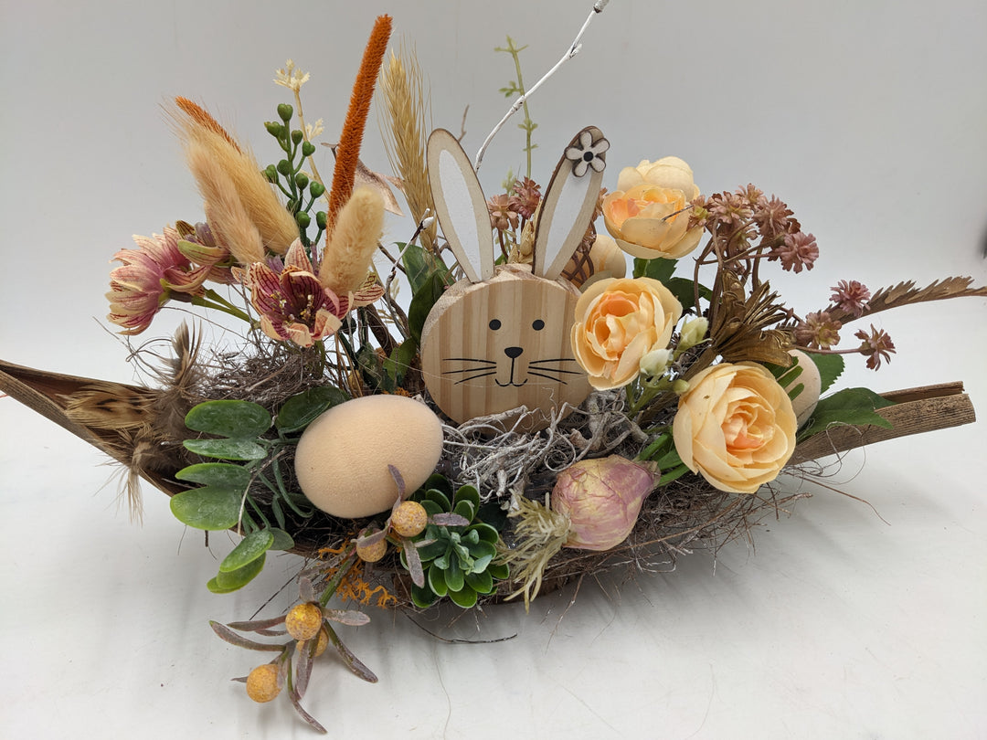 Ostergesteck Frühlingsgesteck Ranunkel Hase apricote
