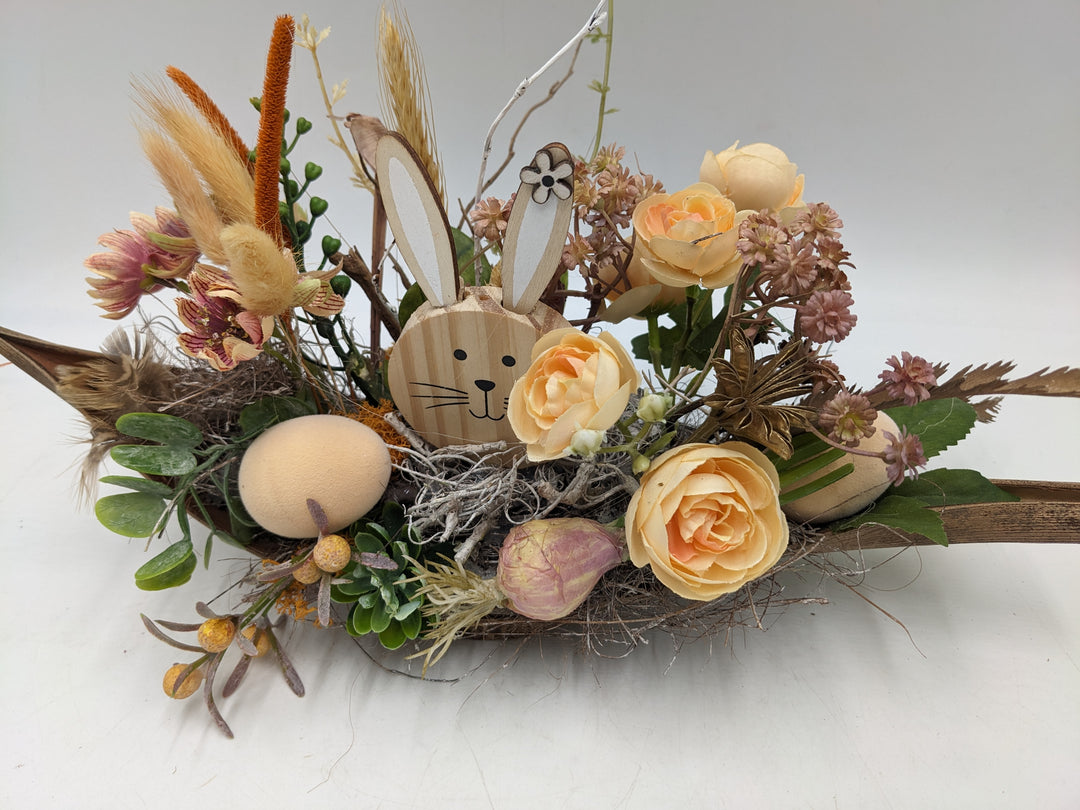 Ostergesteck Frühlingsgesteck Ranunkel Hase apricote