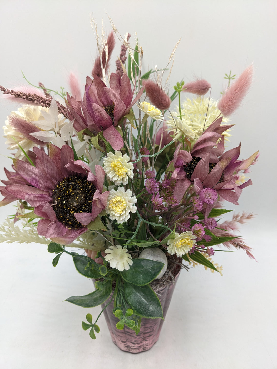 Frühlingsgesteck Gräser Sonnenblumen rosa weiss