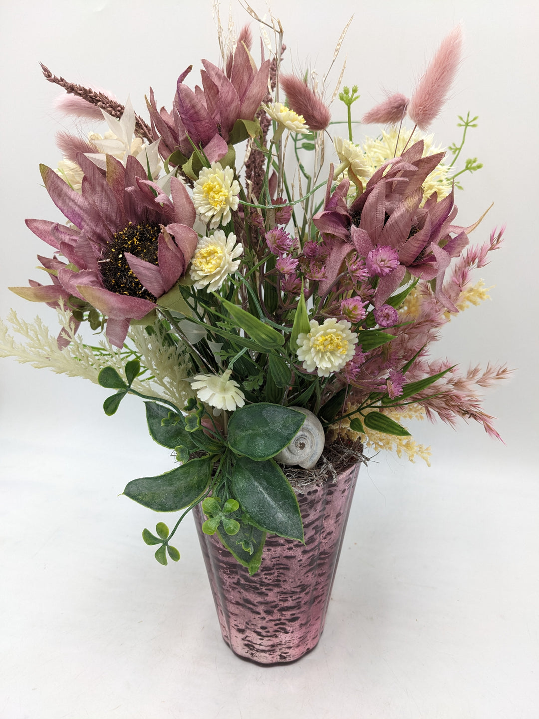 Frühlingsgesteck Gräser Sonnenblumen rosa weiss