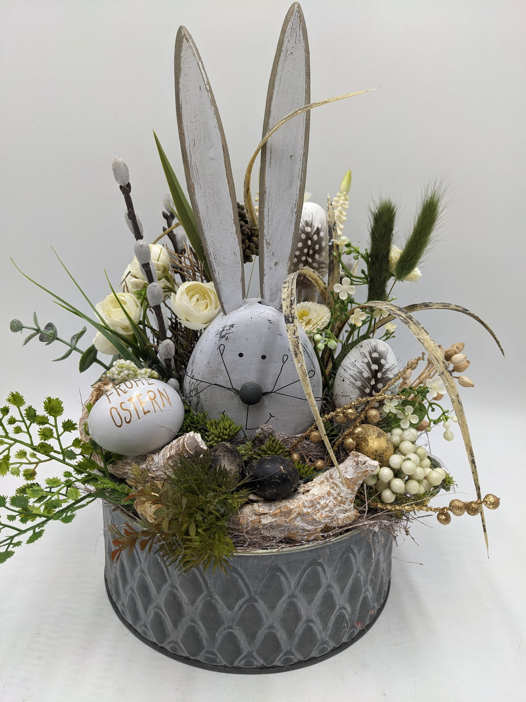 Ostergesteck Frühlingsgesteck Hase Ranunkel Bellis weiss