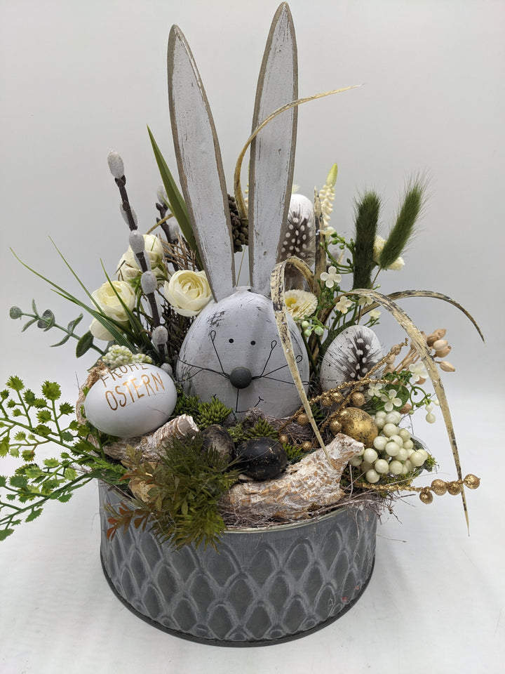 Ostergesteck Frühlingsgesteck Hase Ranunkel Bellis weiss