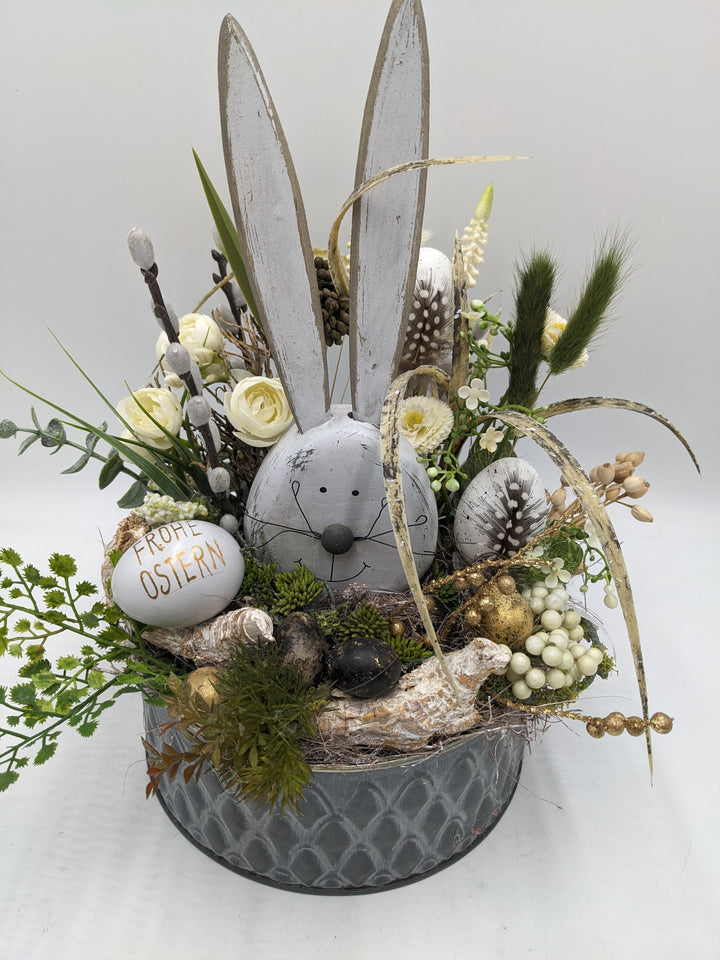 Ostergesteck Frühlingsgesteck Hase Ranunkel Bellis weiss