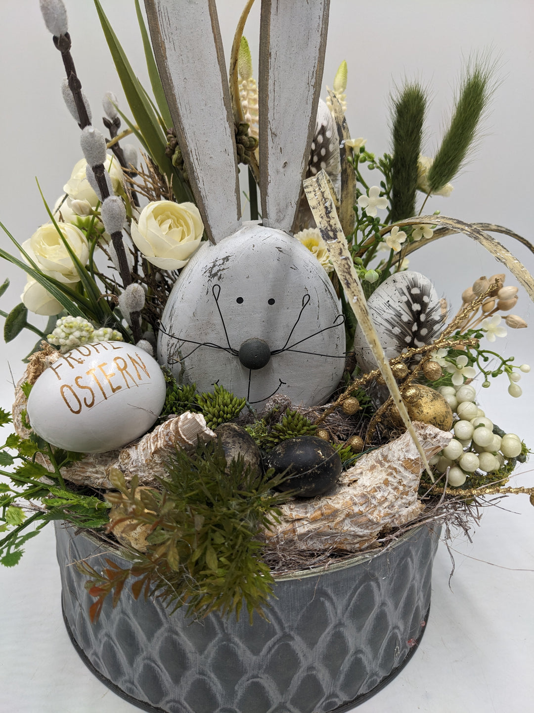 Ostergesteck Frühlingsgesteck Hase Ranunkel Bellis weiss