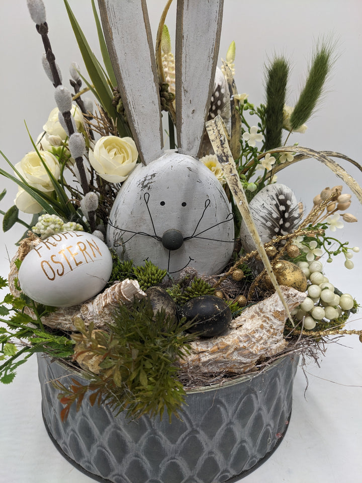 Ostergesteck Frühlingsgesteck Hase Ranunkel Bellis weiss
