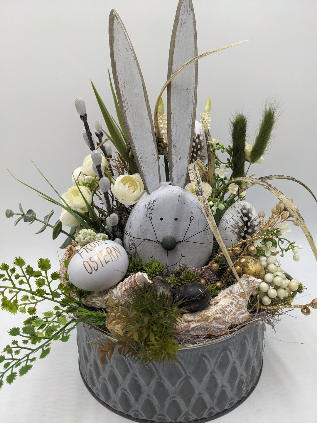 Ostergesteck Frühlingsgesteck Hase Ranunkel Bellis weiss