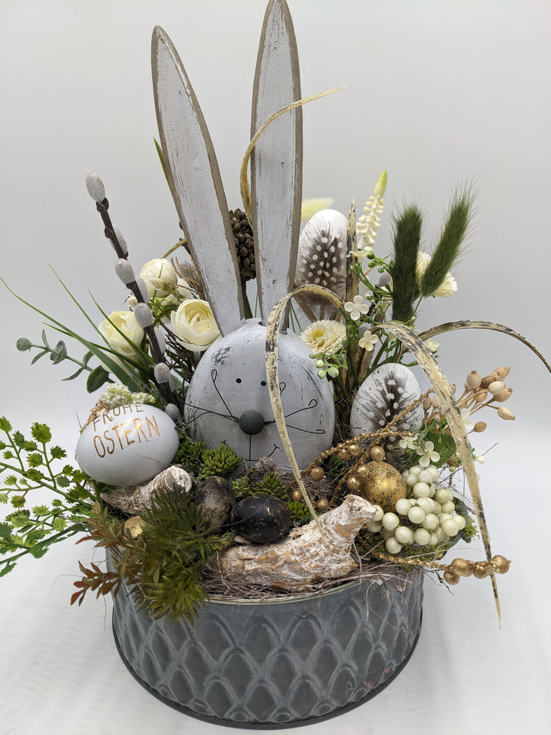 Ostergesteck Frühlingsgesteck Hase Ranunkel Bellis weiss